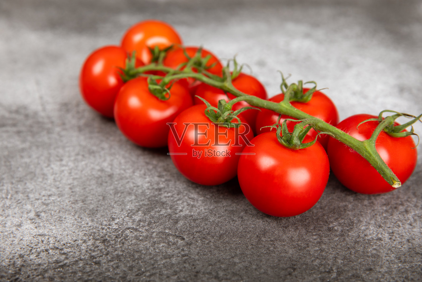 大理石纹理背景上的西红柿。餐桌上的圣女果。有机蔬菜，收获，素食主义者。新鲜成熟的西红柿。副本的空间。照片摄影图片