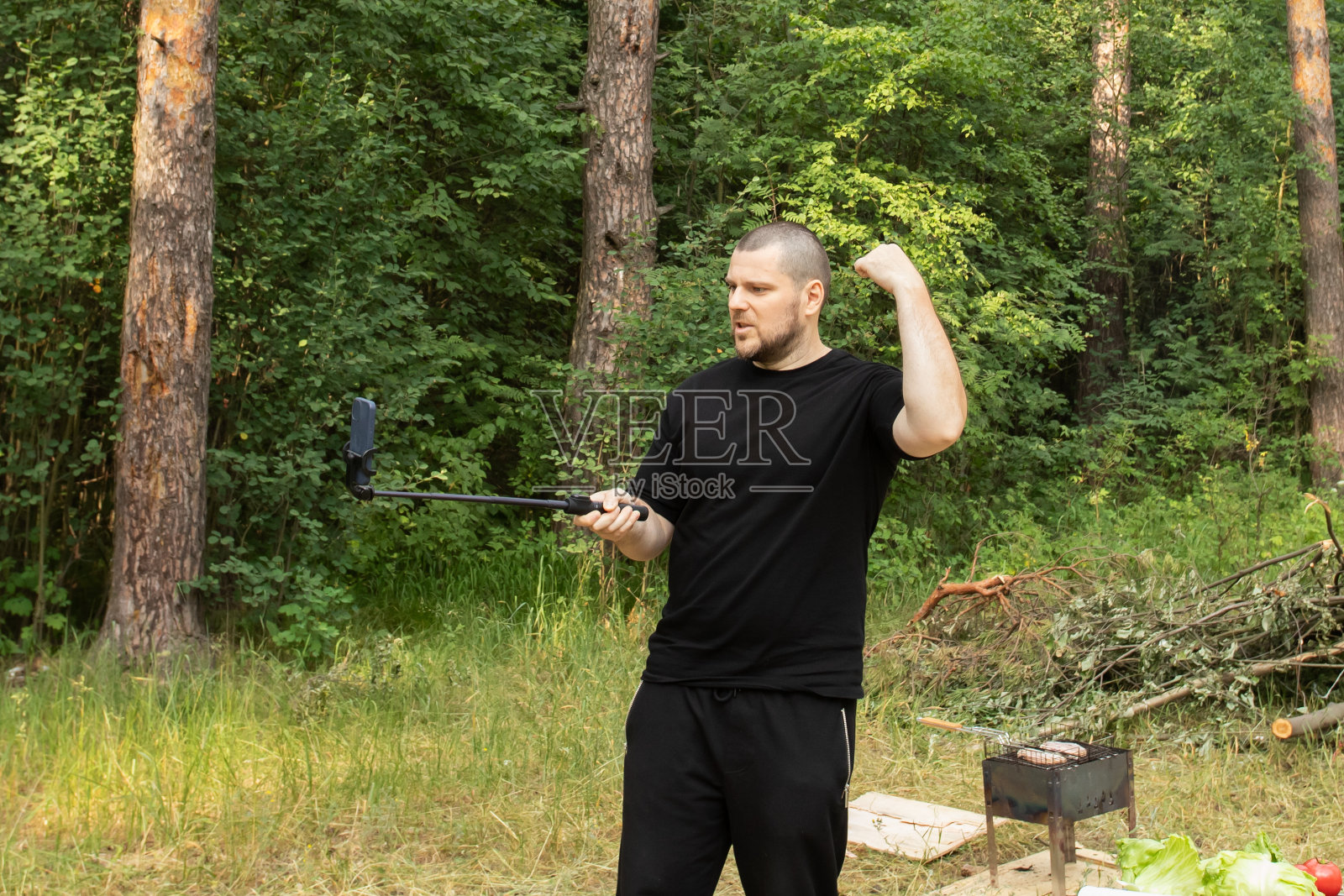 一名男子在大自然中拍摄了自己的视频，博主在网上直播照片摄影图片