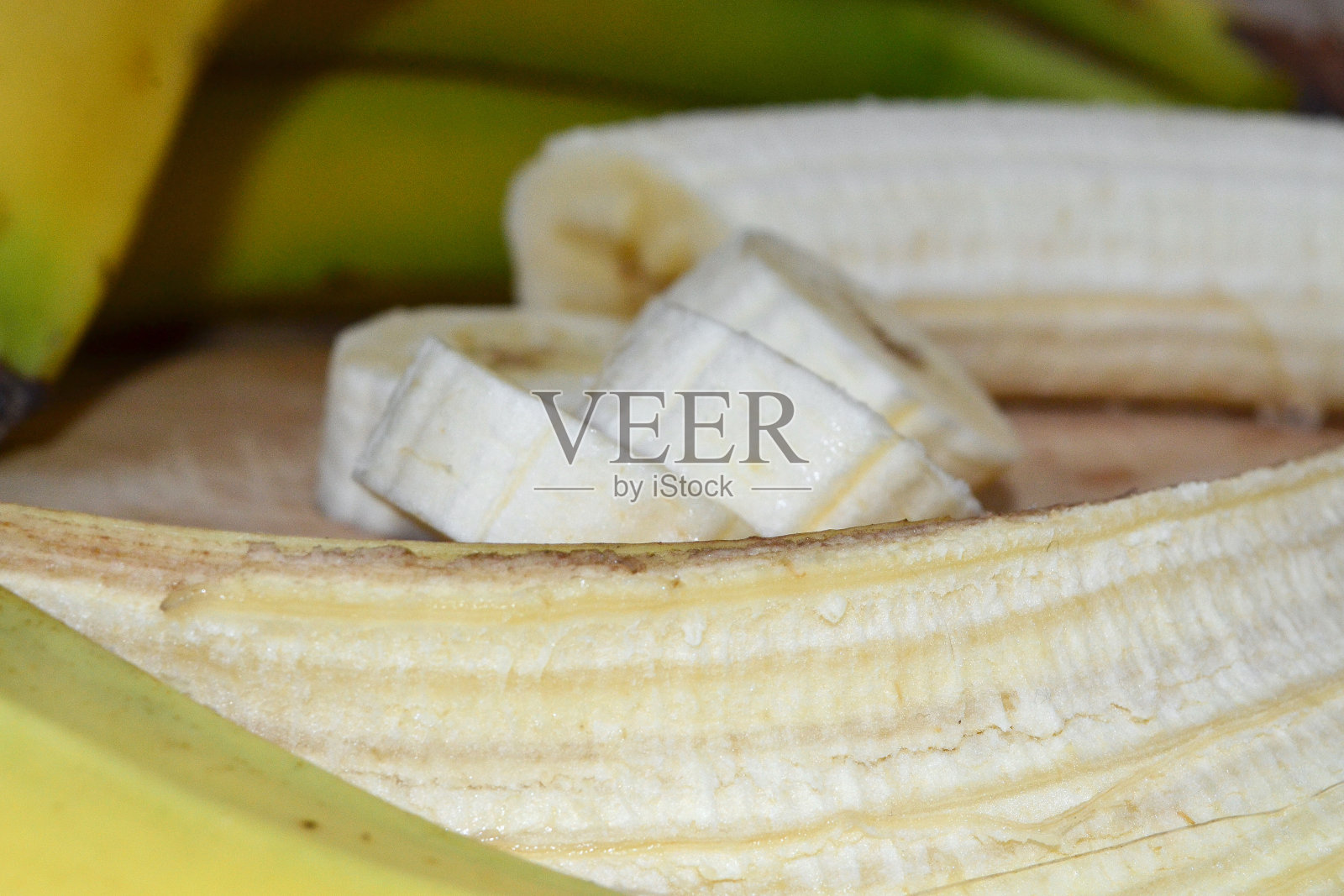 黄香蕉在桌子上照片摄影图片