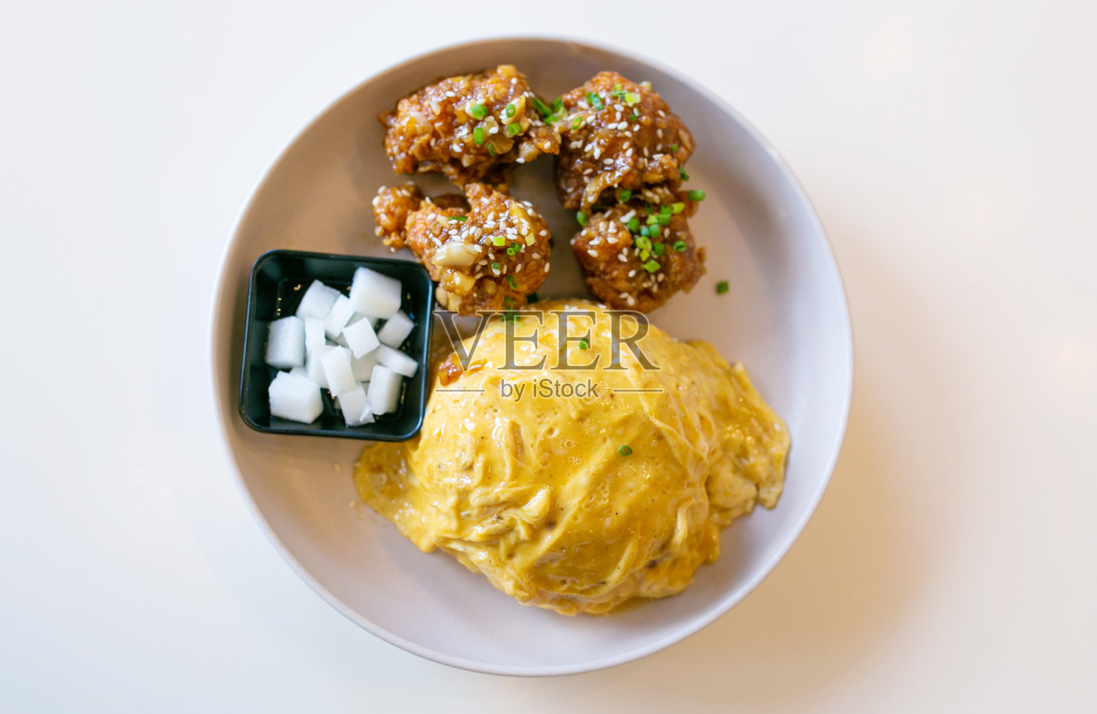 奶油煎蛋卷配米饭和炸鸡。照片摄影图片