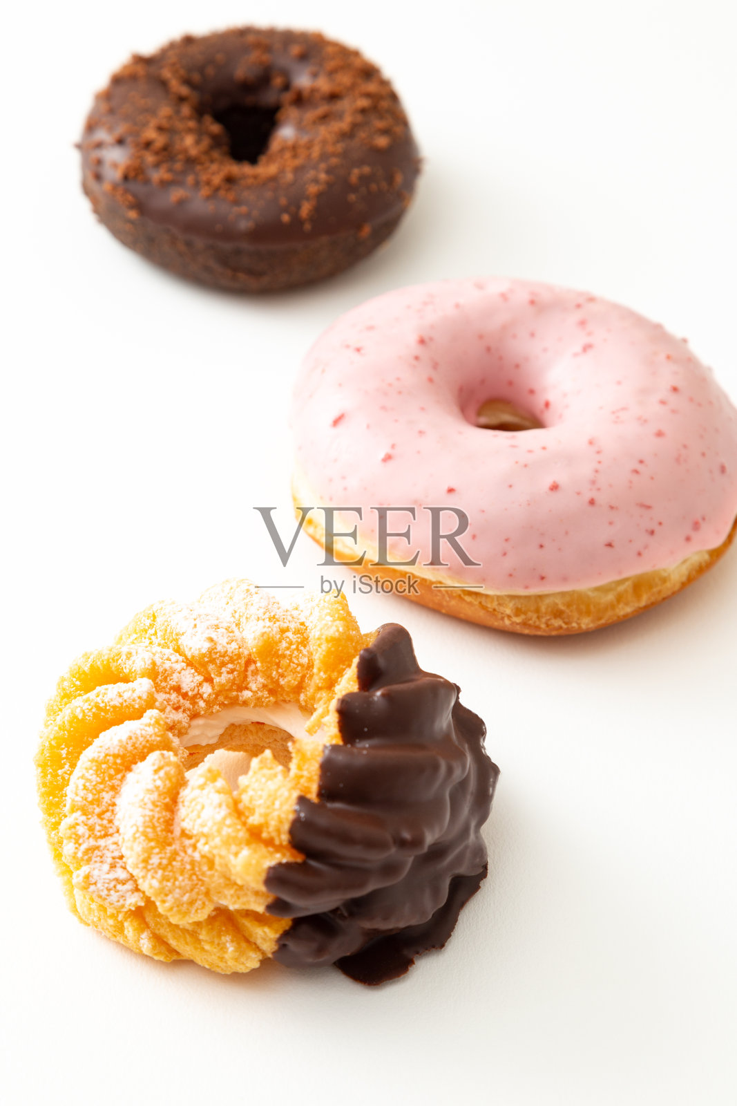 白底甜甜圈。照片摄影图片