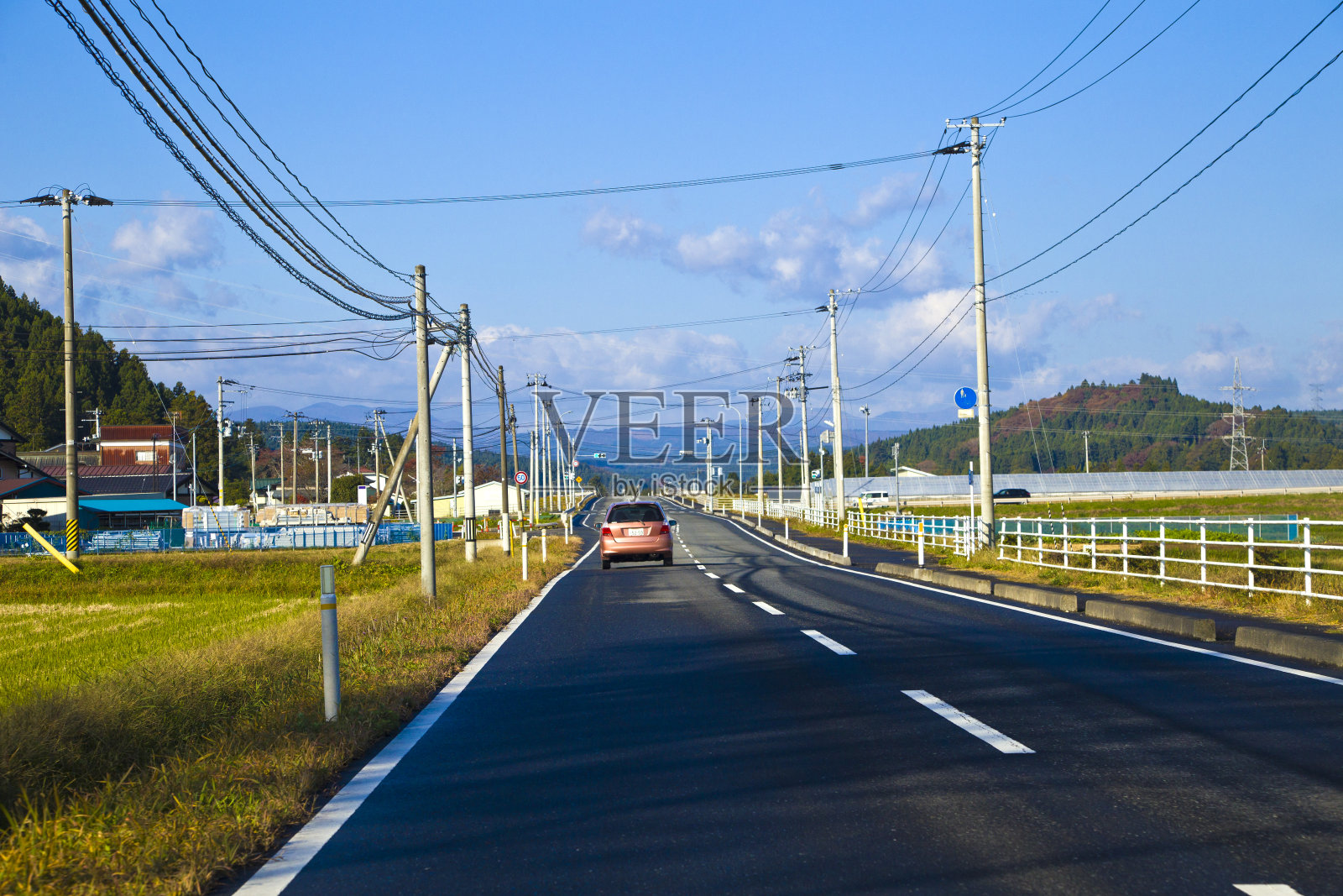 东北自驾游:山形乡村的山道和稻田景观，山形，日本东北。照片摄影图片