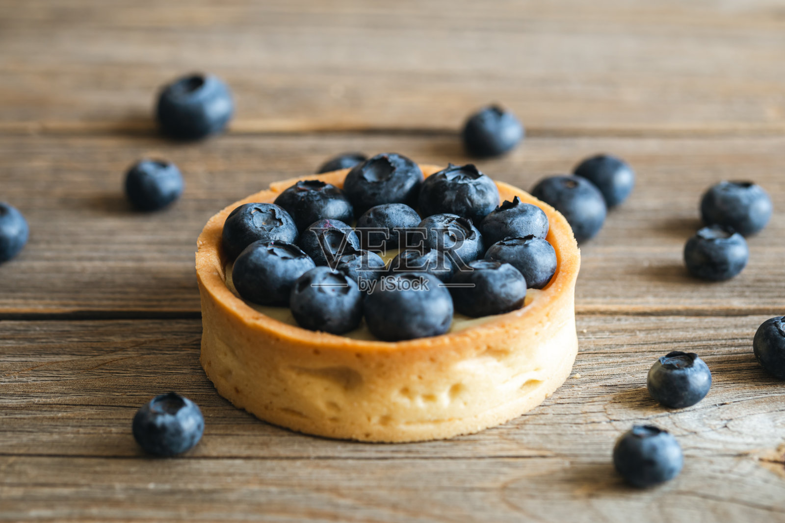 木制背景上的蓝莓挞，特写。照片摄影图片