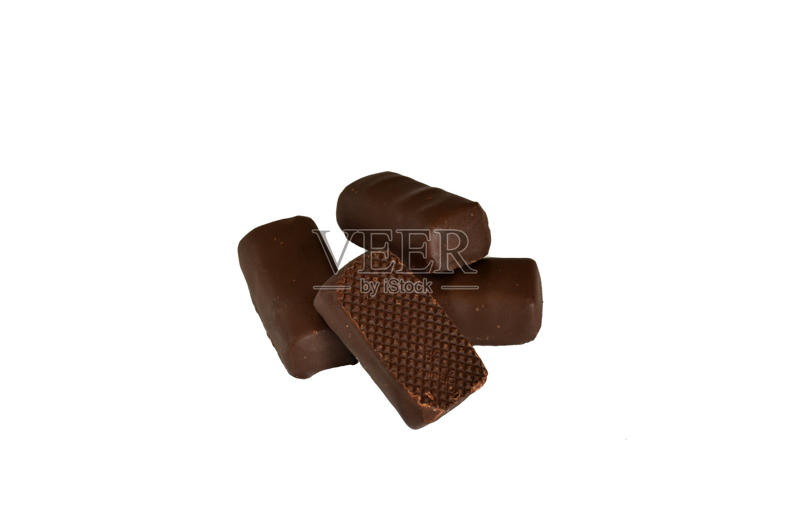 白色背景上的几块巧克力。照片摄影图片