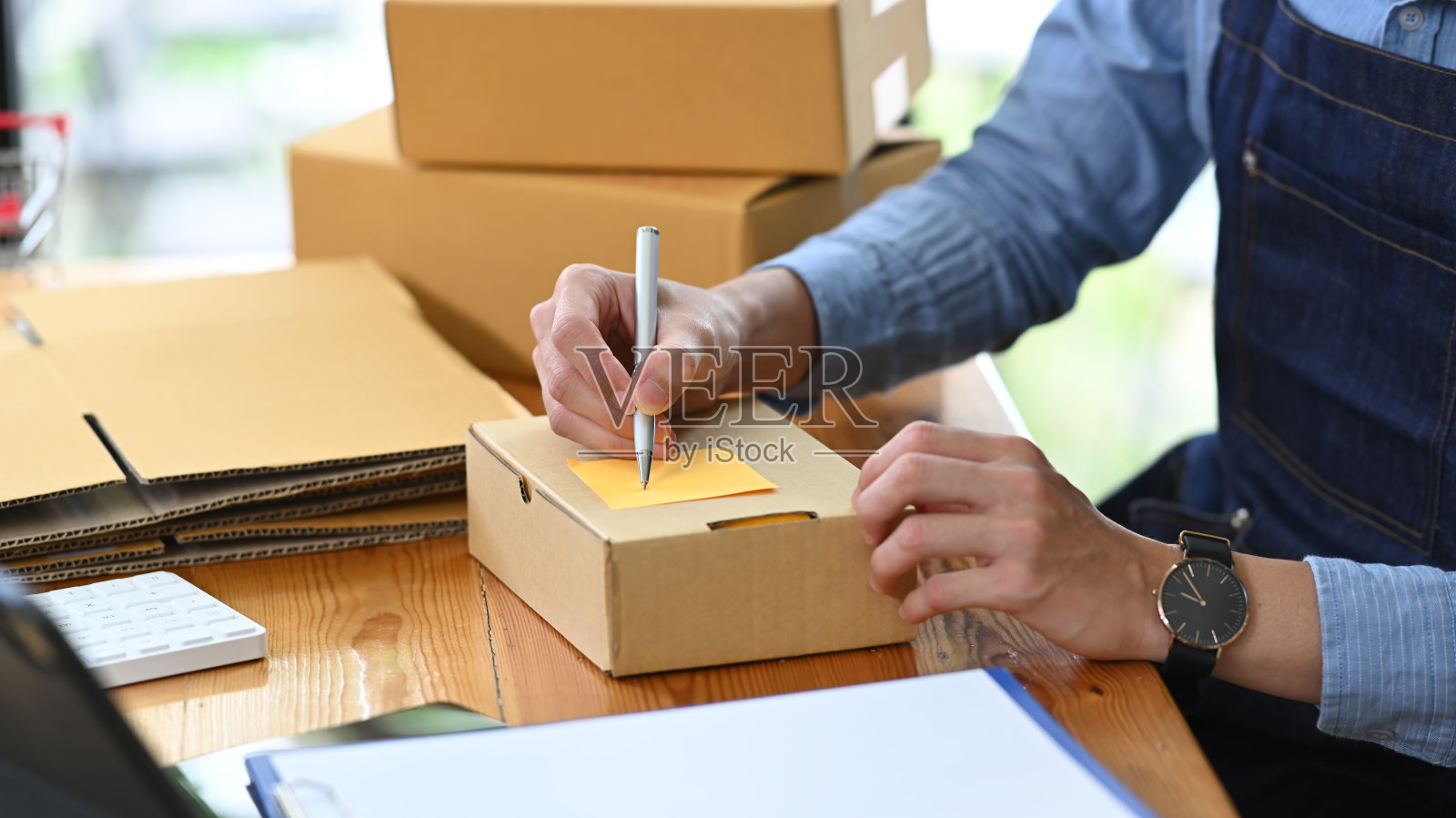 裁剪拍摄的商业业主写在纸箱上的地址，为运输到客户。照片摄影图片