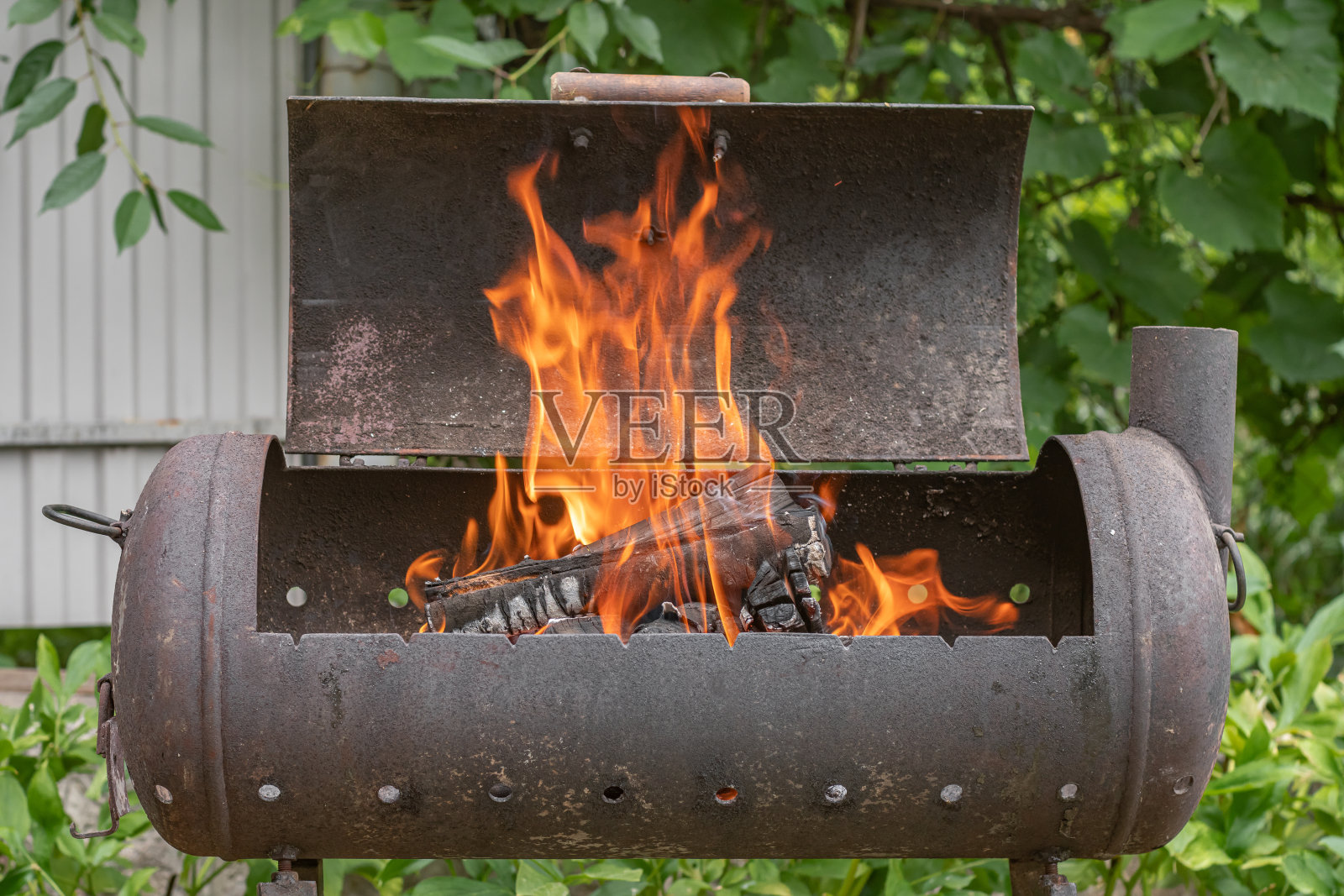 院子里用火和柴煤烧烤，特写。照片摄影图片
