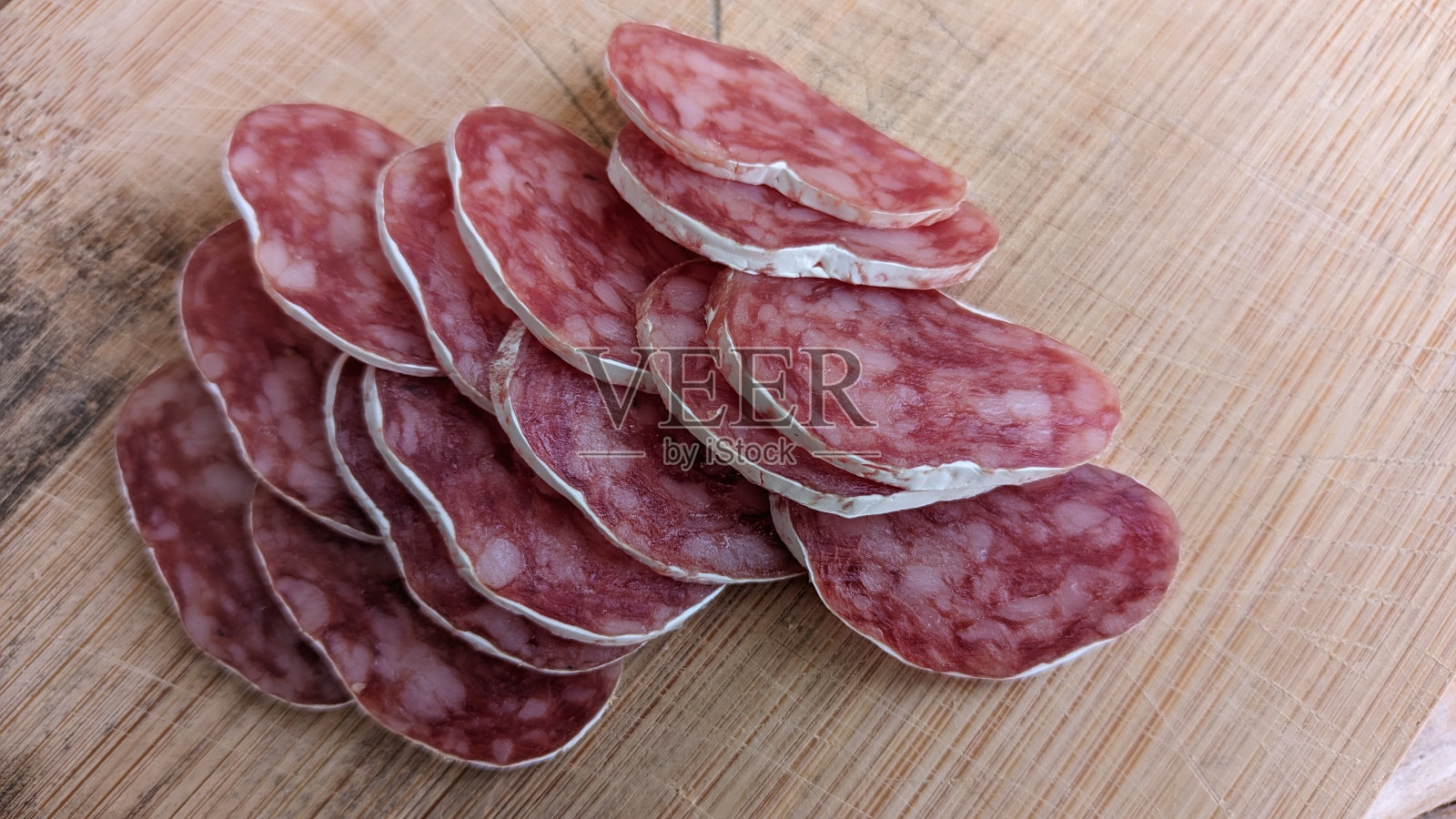 传统的葡萄牙香肠切成薄片，放在木板上照片摄影图片