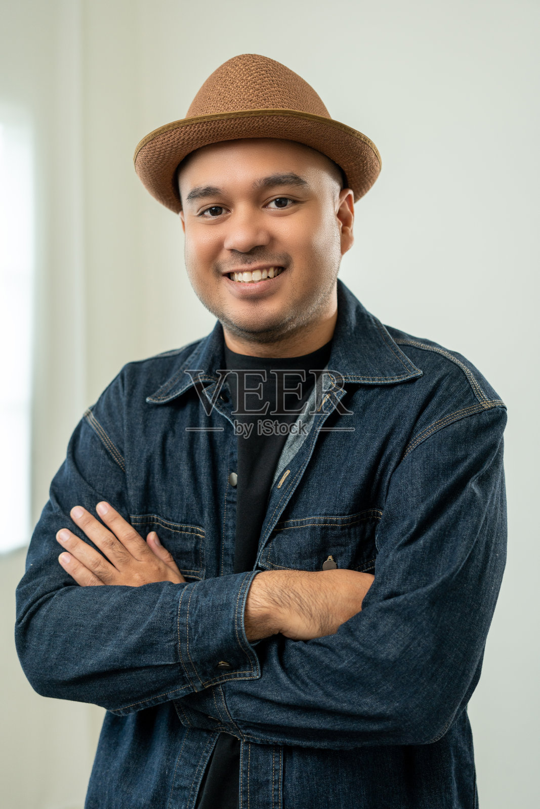 垂直自由旅行者年轻的亚洲人。快乐的旅游者在假期旅行，假期周末旅行。男性背包客照片摄影图片