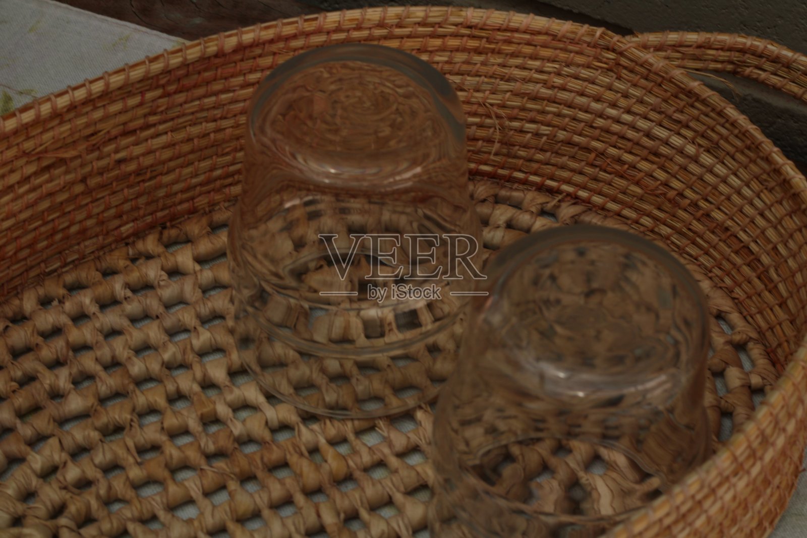 篮子里的玻璃杯照片摄影图片