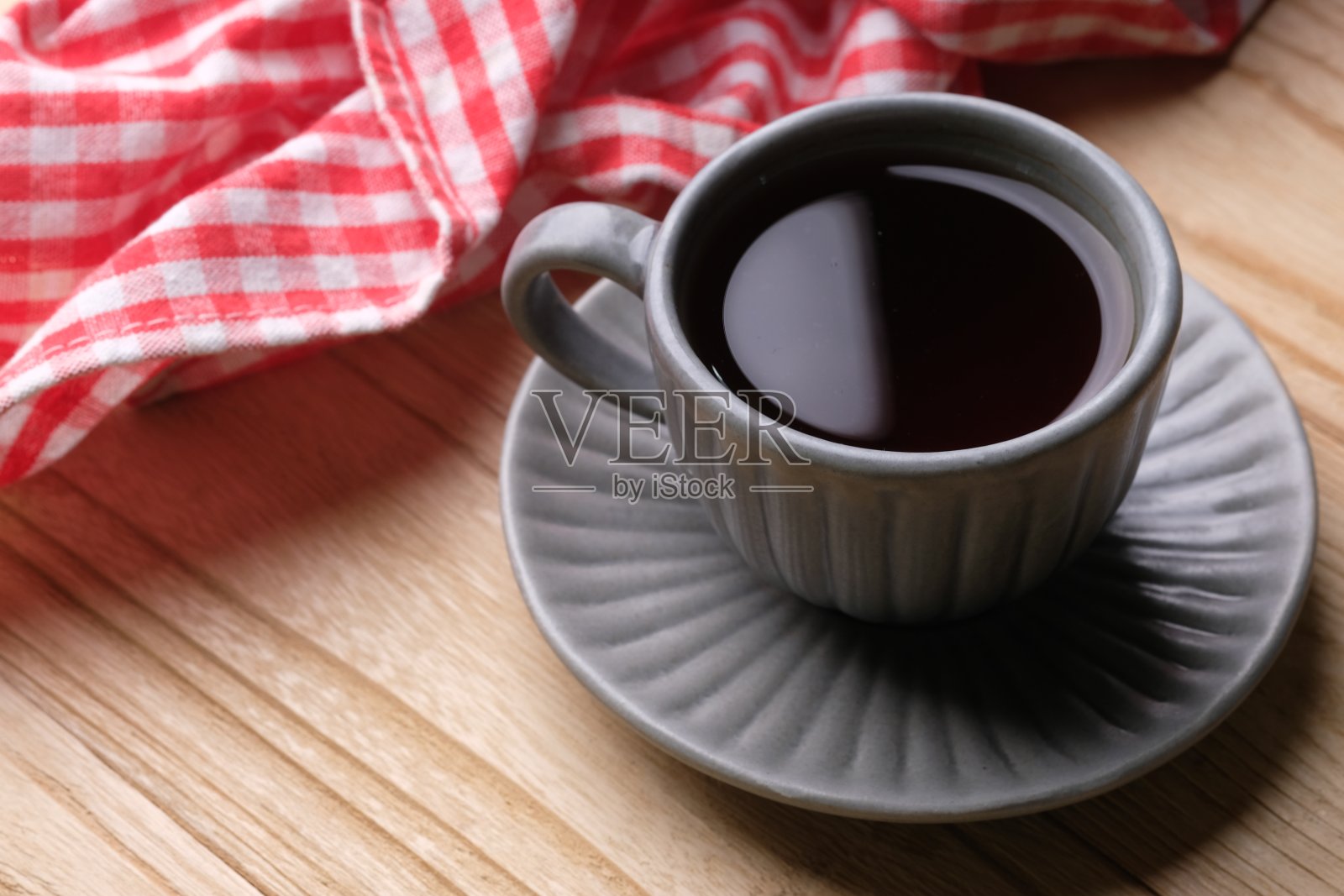 柚木桌子上的一杯咖啡。众所周知的两种咖啡树是罗布斯塔咖啡和阿拉比卡咖啡。照片摄影图片