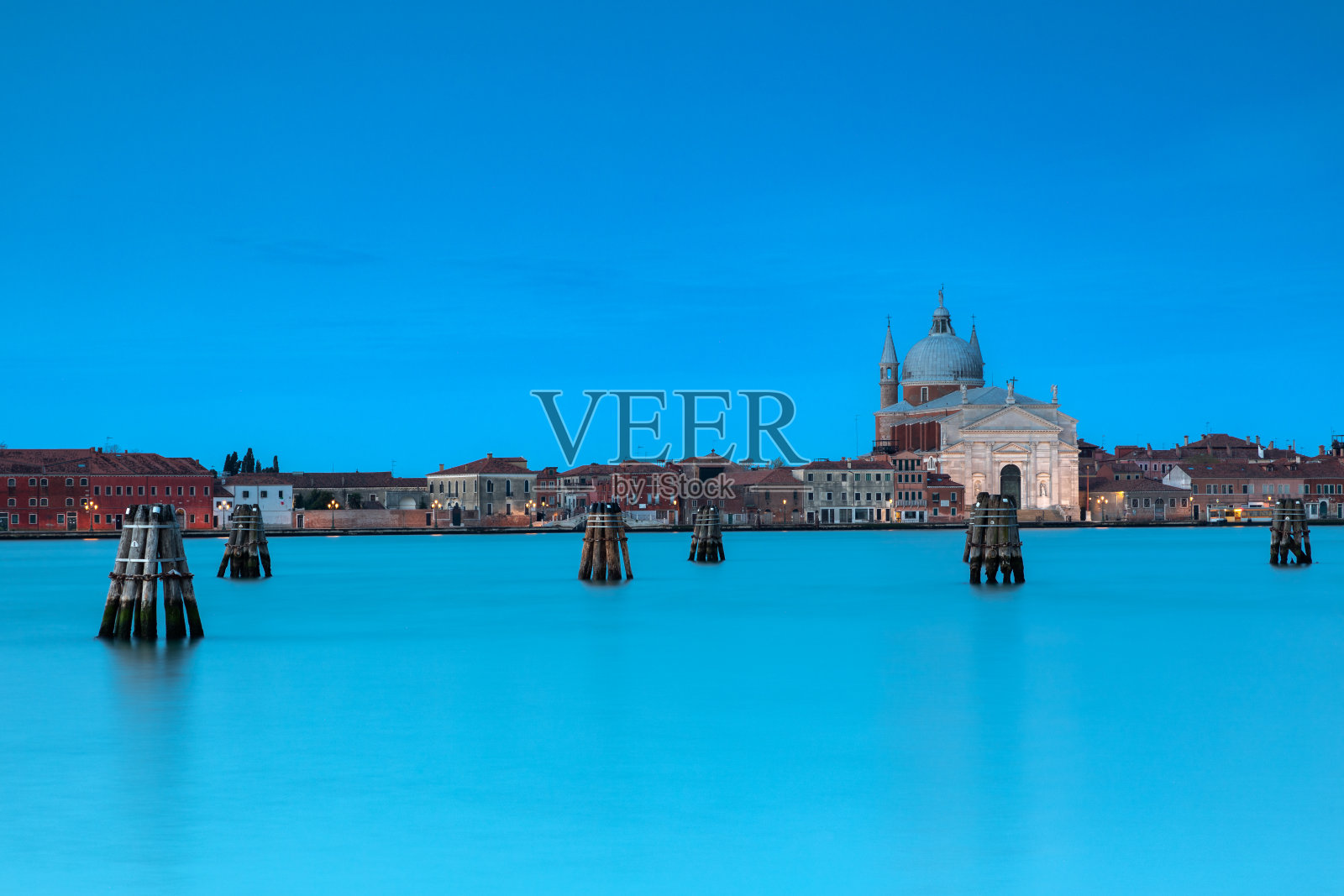 在晨光中威尼斯的圣提西莫·雷托尔教堂照片摄影图片