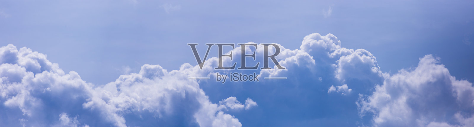 天空全景。天空中美丽壮观的大云。山水的力量与天成。本空间照片摄影图片