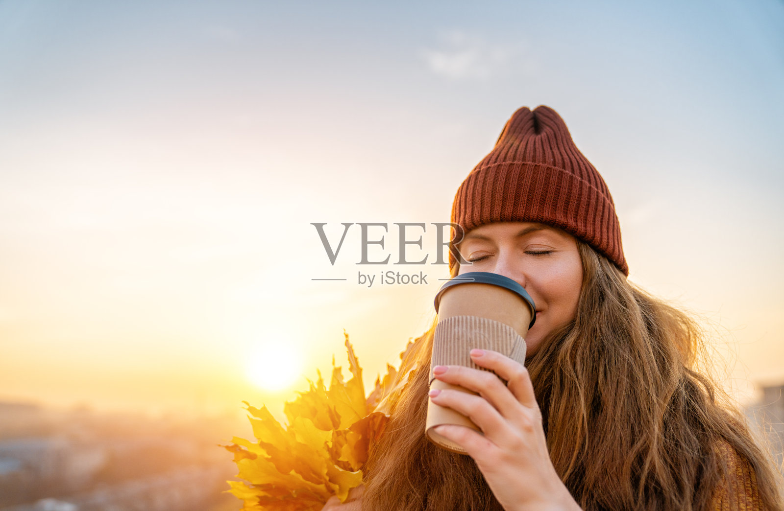 年轻女子的秋天肖像照片摄影图片