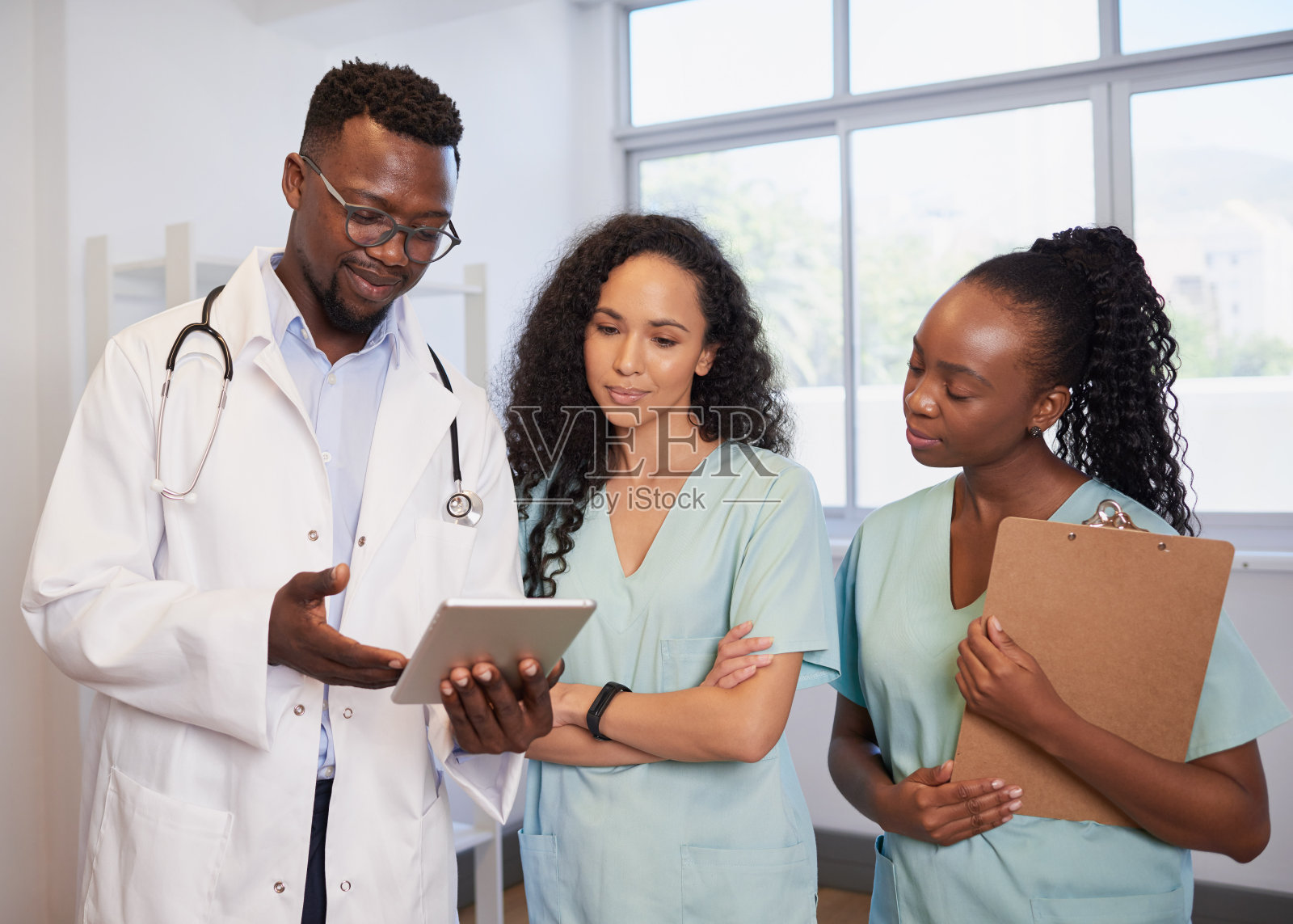 医疗团队作为医生和护士站在一起讨论病人护理医院照片摄影图片