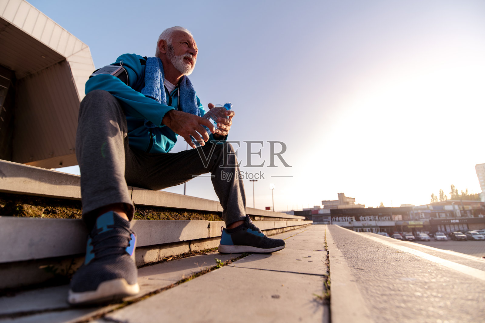 男子在户外锻炼后放松照片摄影图片