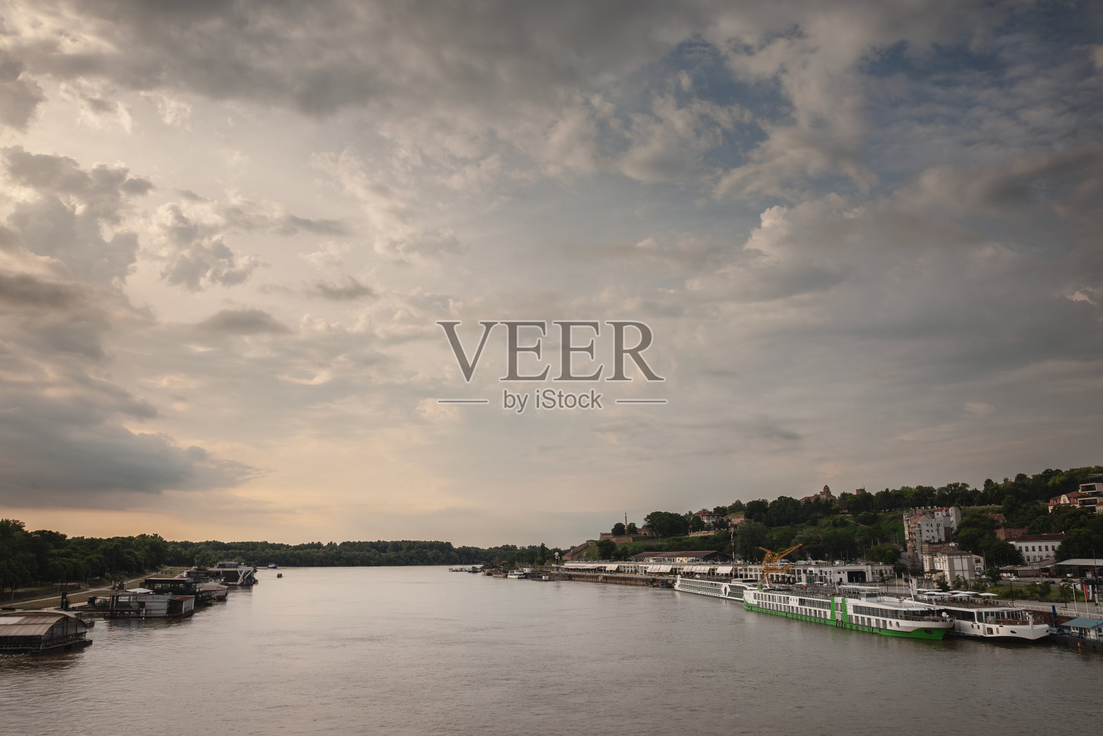 黄昏时分，塞尔维亚贝尔格莱德的萨瓦河河岸，背景是卡莱梅格丹堡垒，前面是船只和船只，以及老城区的主要地标。照片摄影图片