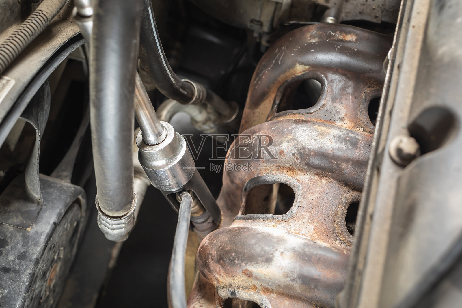 拆下客车氧传感器更换的工作流程照片摄影图片