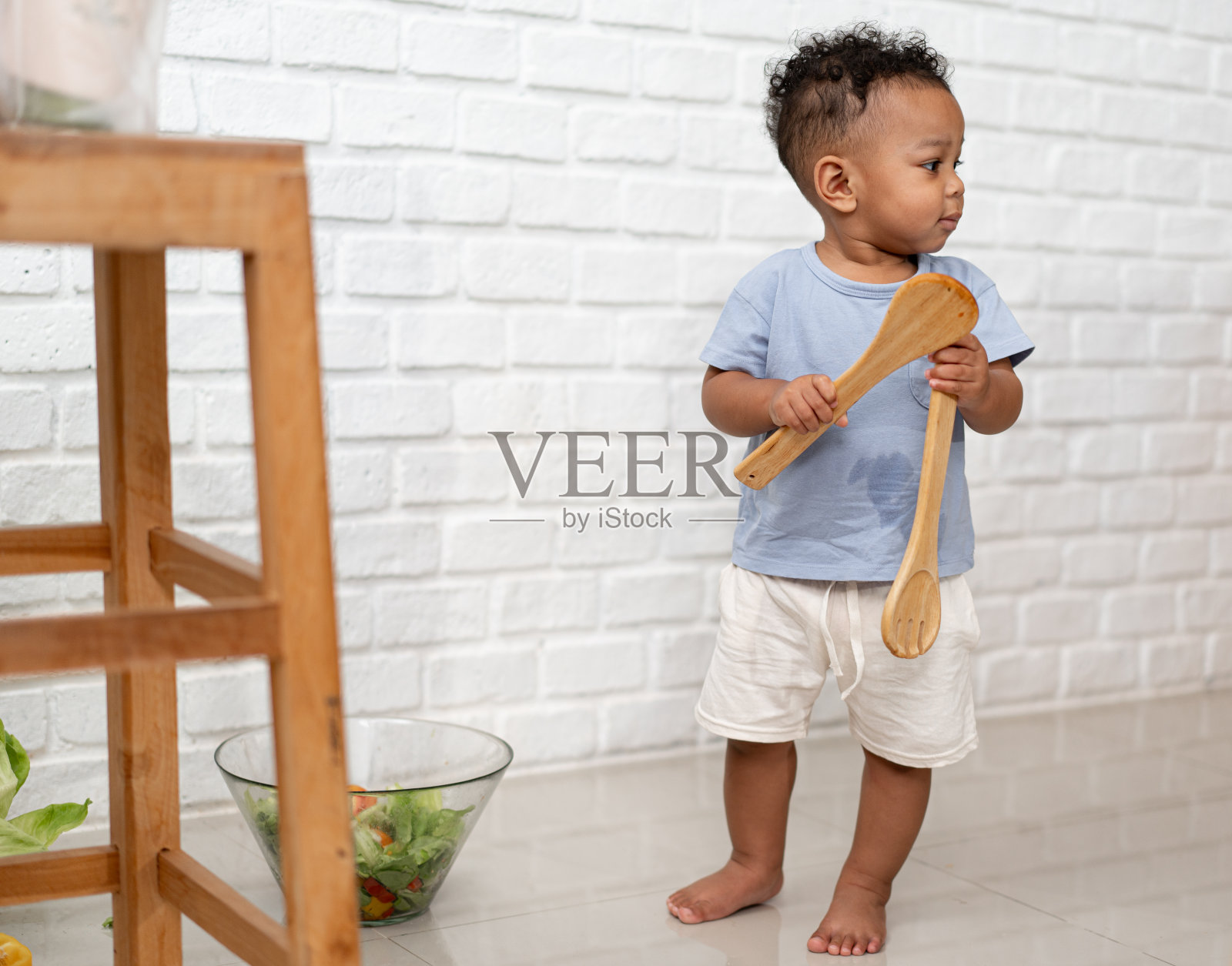 婴儿或小男孩在家里的地板上做沙拉照片摄影图片