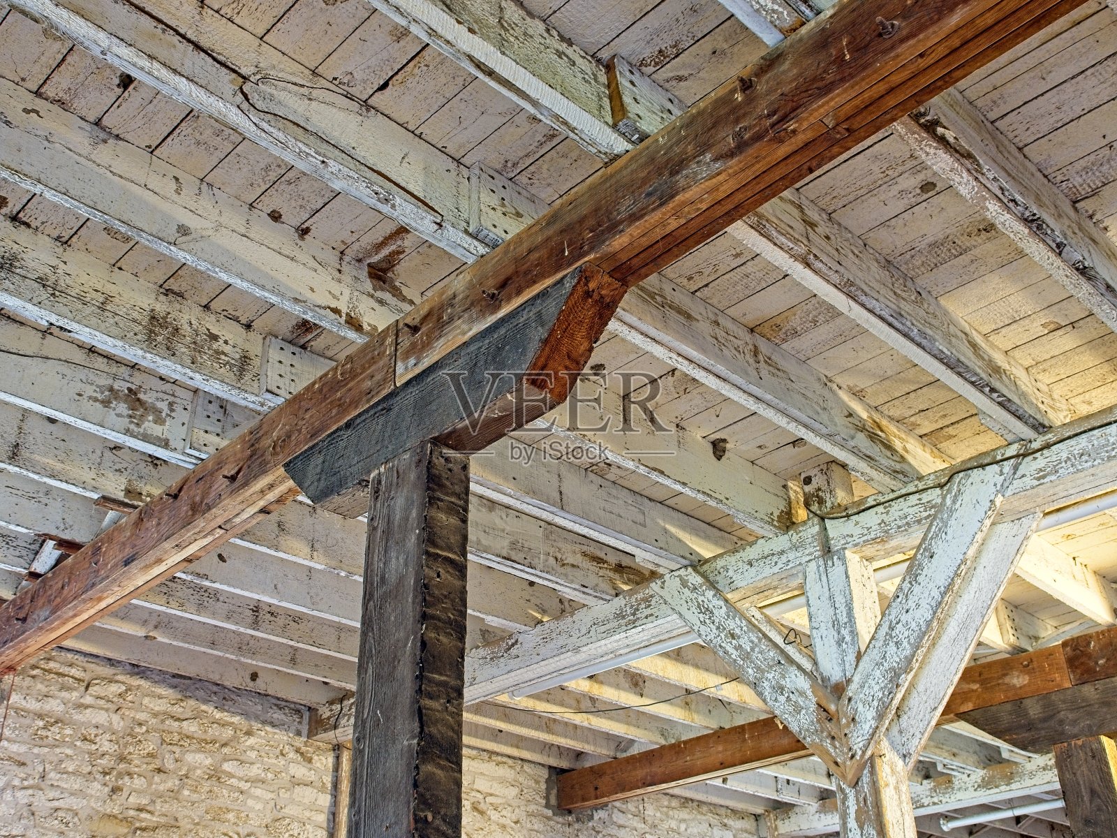 阳光渗透进堪萨斯州高草草原保护区的一个旧干草仓照片摄影图片