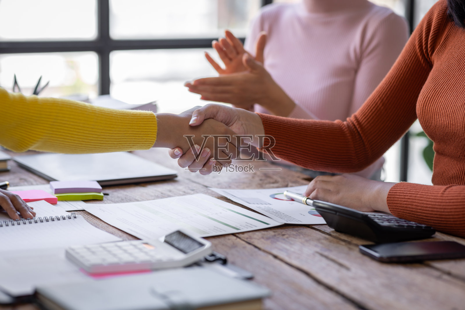 商务握手用于企业并购团队合作，谈判成功，握手，两位商人与合作伙伴握手，以庆祝合作伙伴关系和商业交易理念照片摄影图片