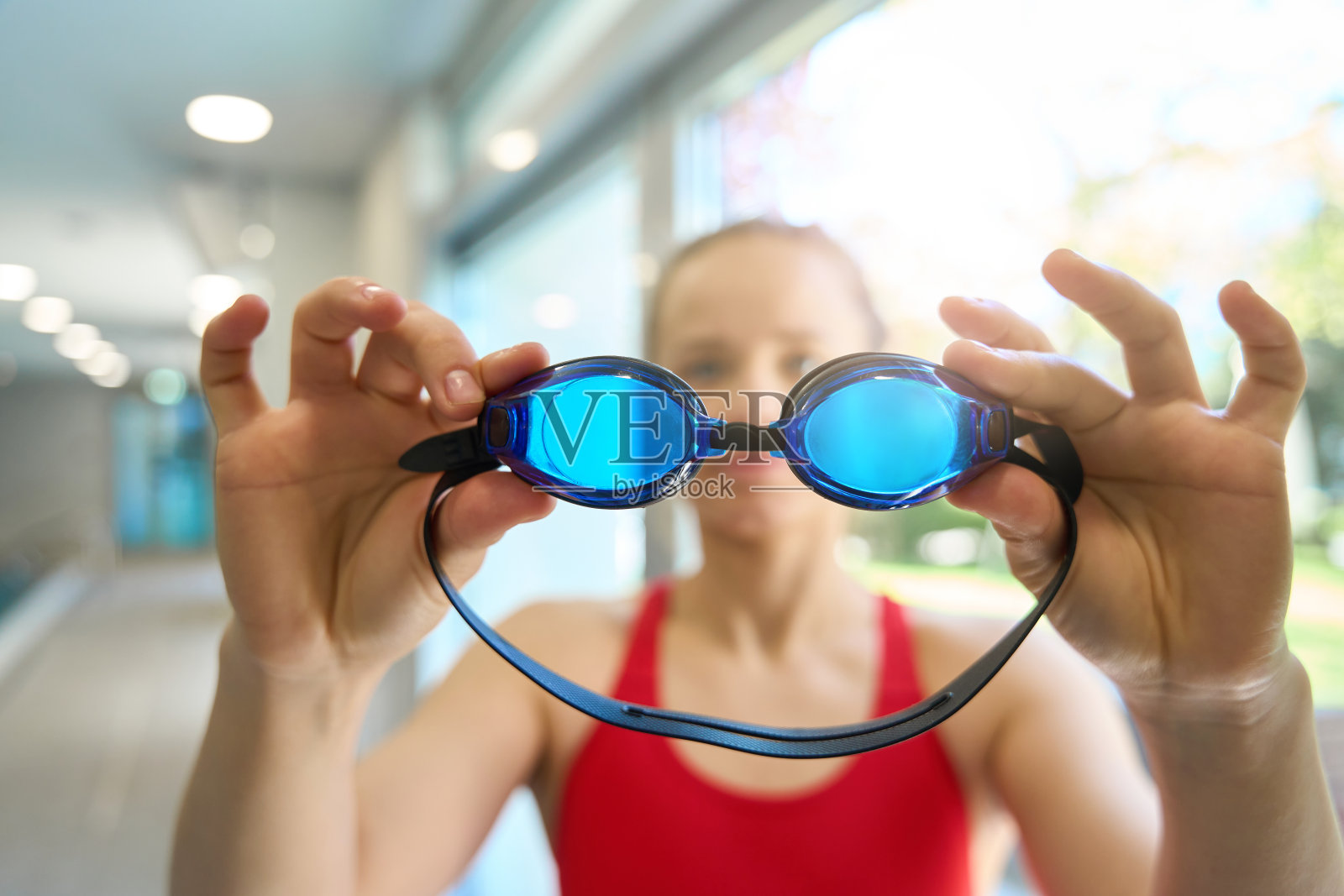 女子手持护目镜的特写照片照片摄影图片