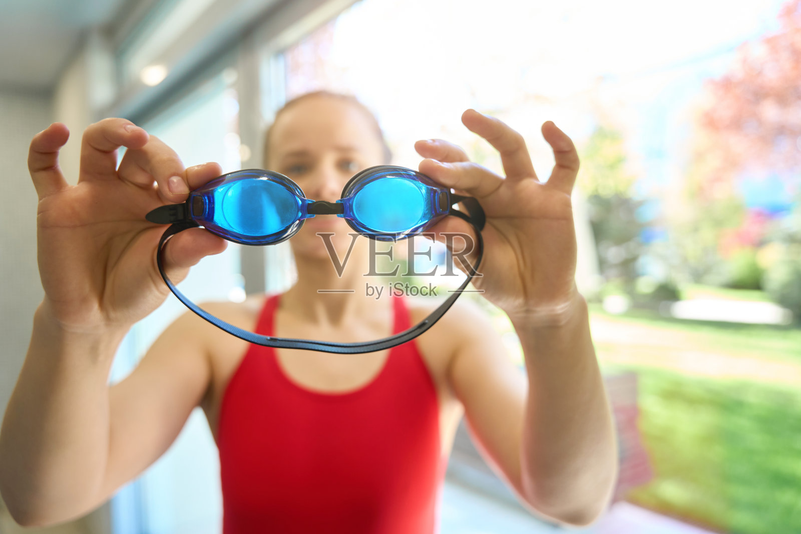 女士手持防护眼镜的特写照片照片摄影图片