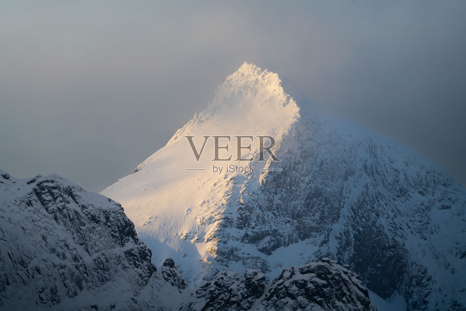 两个人从积雪覆盖的山上滑下照片摄影图片