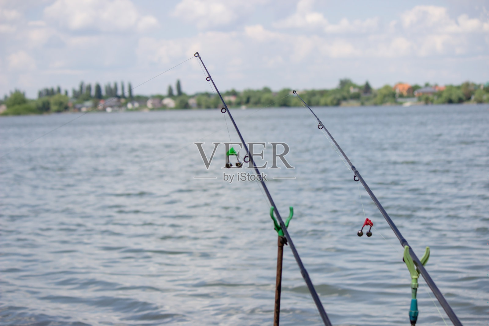 钓具鱼饵，垂钓江水。有选择性的重点。照片摄影图片