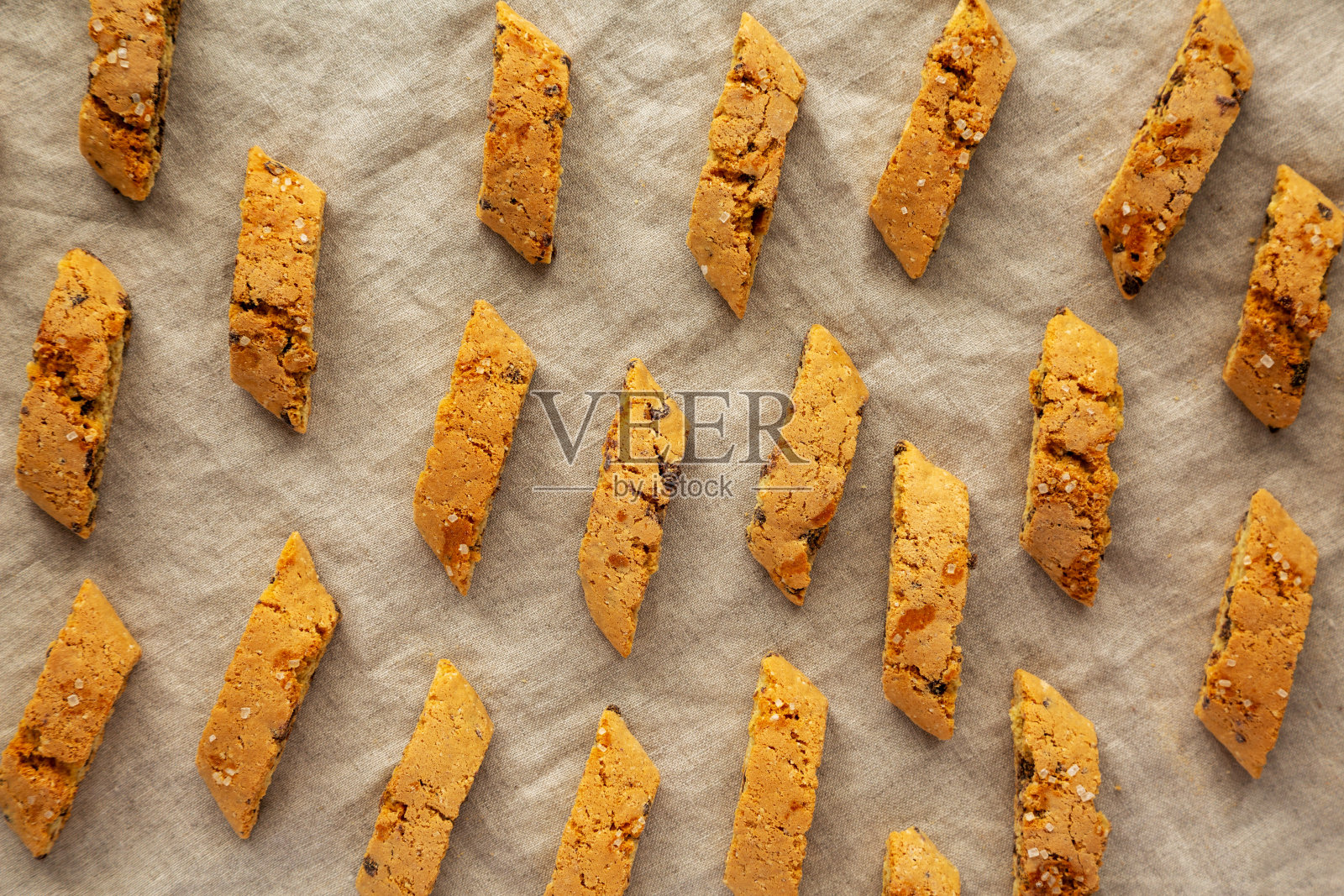 自制意大利巧克力坎图西尼，俯视图。脆巧克力饼干。平躺，头顶，从上面看。照片摄影图片