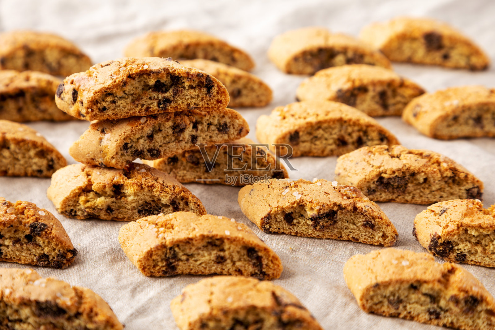 自制意大利巧克力坎图西尼，侧面图。脆巧克力饼干。照片摄影图片