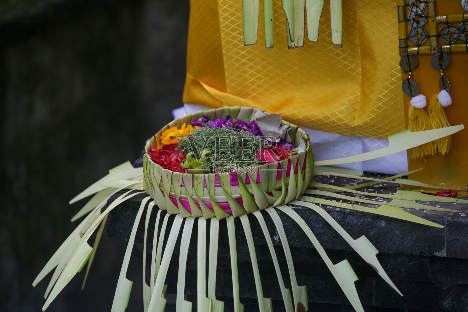 加纳纱丽，用竹子编织的容器，里面装着大米、鲜花、香、糖果和水果。这是在印尼巴厘岛献给神灵的祭品，表示感激之情。照片摄影图片