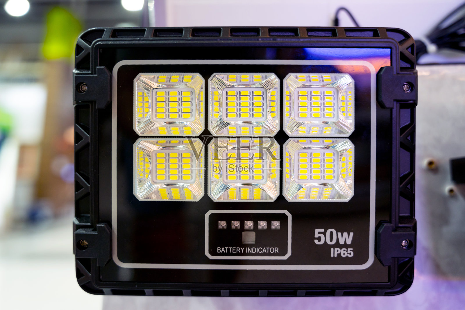 大型商店展示厅的太阳能路灯照片摄影图片