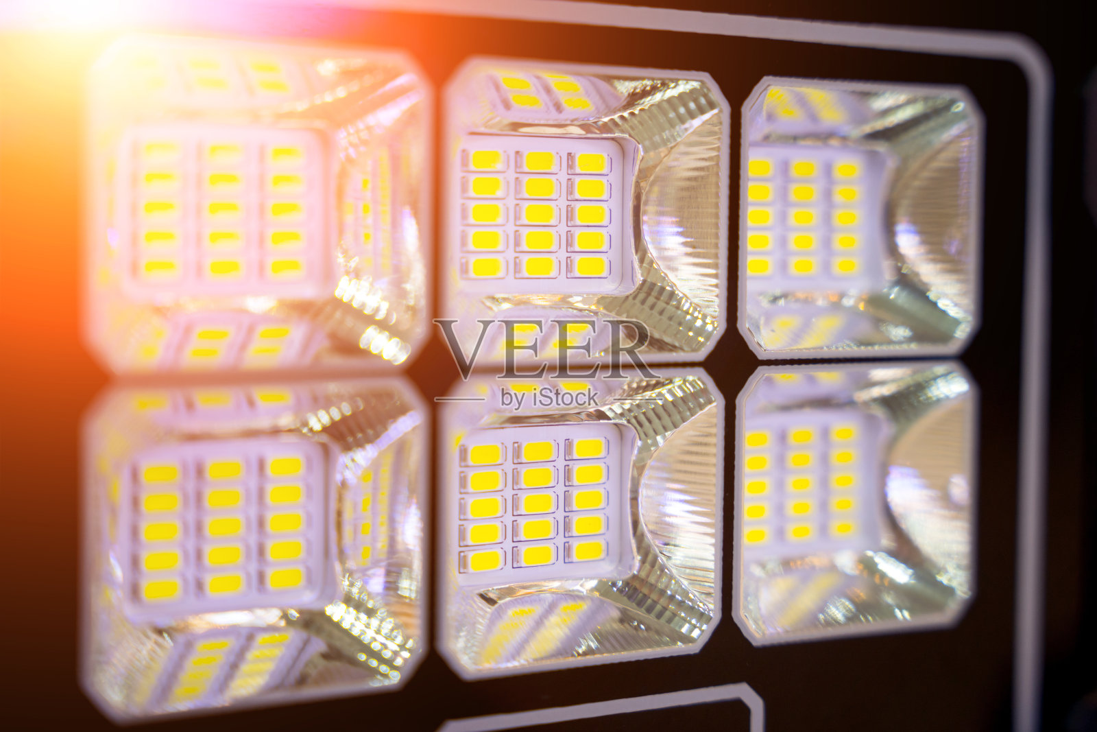 大型商店展示厅的太阳能路灯照片摄影图片