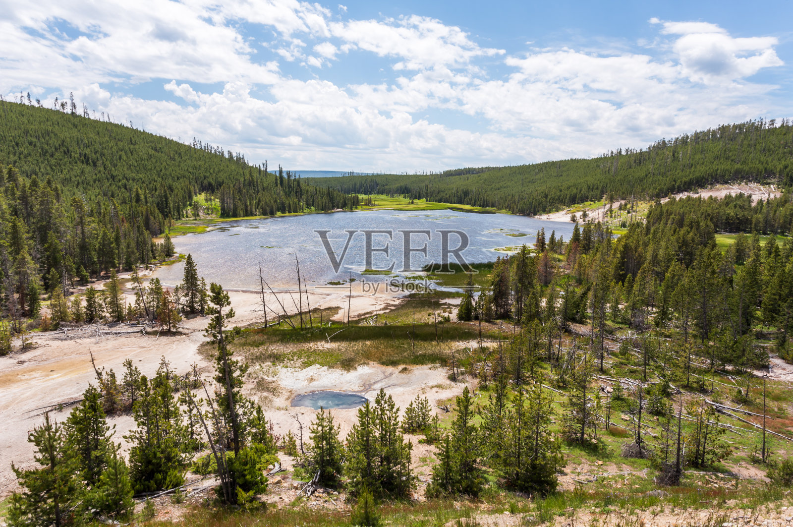 怀俄明州黄石国家公园的仙女湖照片摄影图片