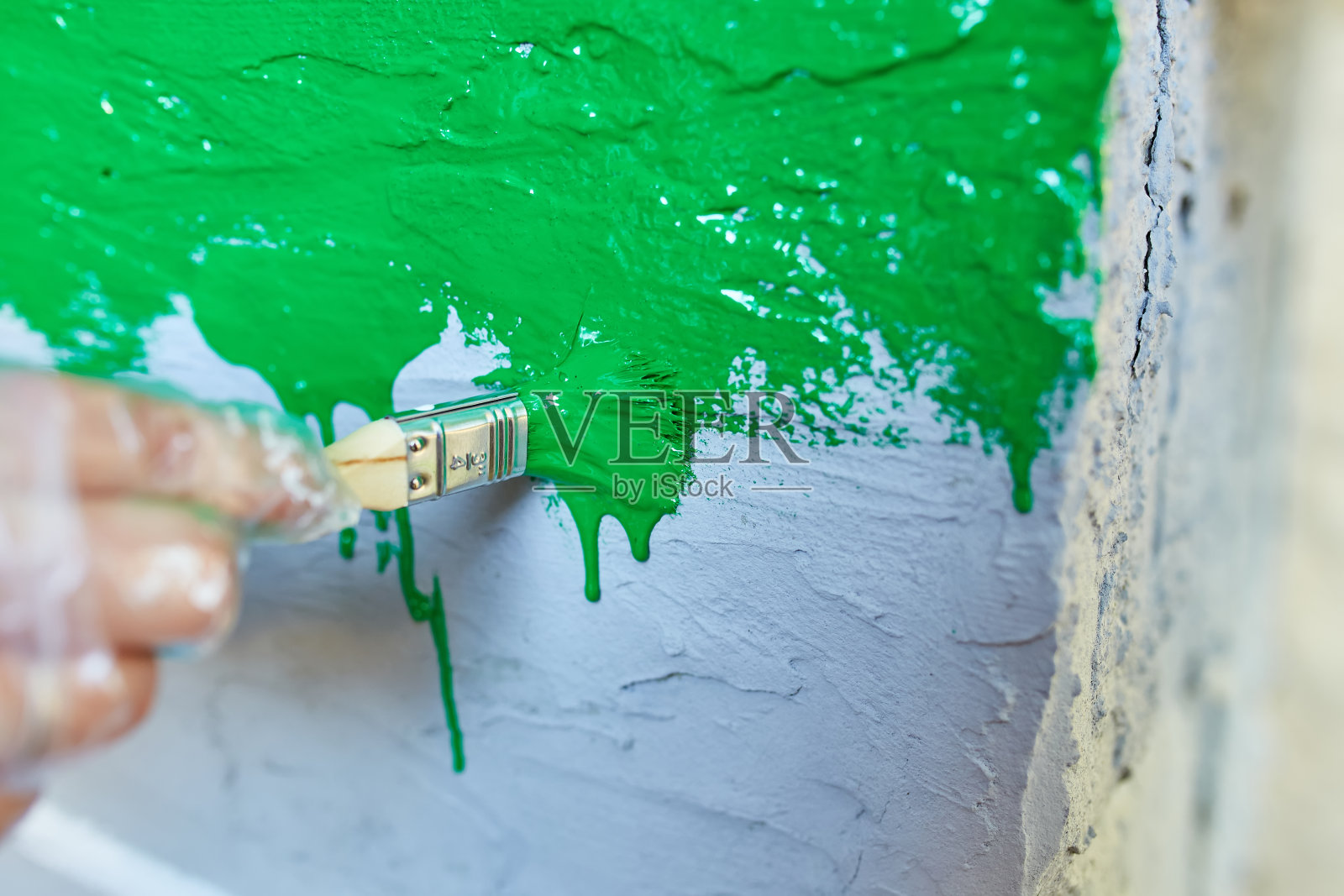 手里的刷子用鲜艳的颜色画了一张长凳，画了一张花园长凳照片摄影图片