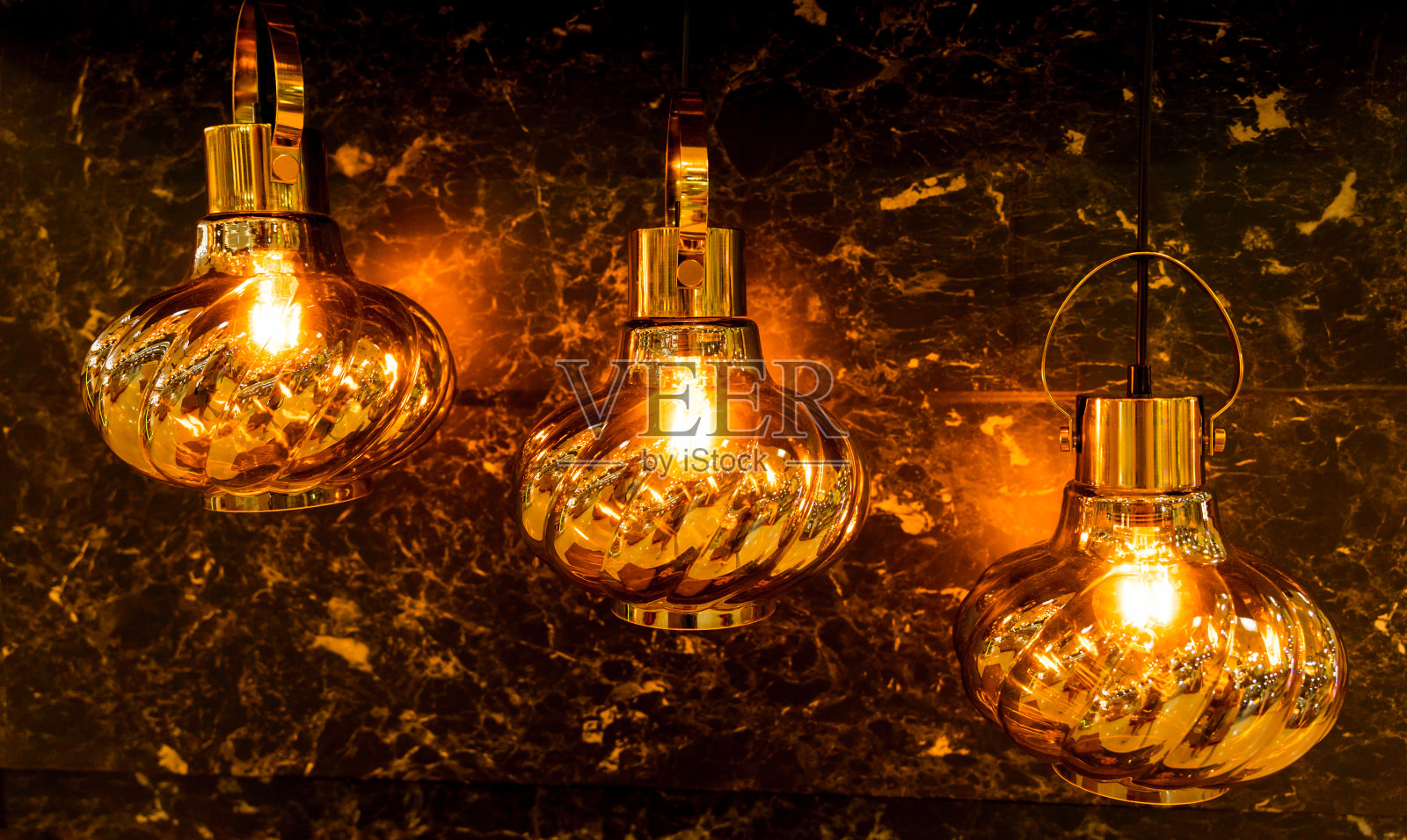 大型商店陈列室的装饰灯背景。照片摄影图片