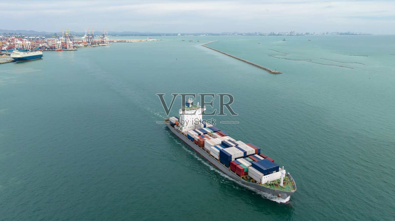 全速航行的集装箱货轮（海运进出口货物）照片摄影图片