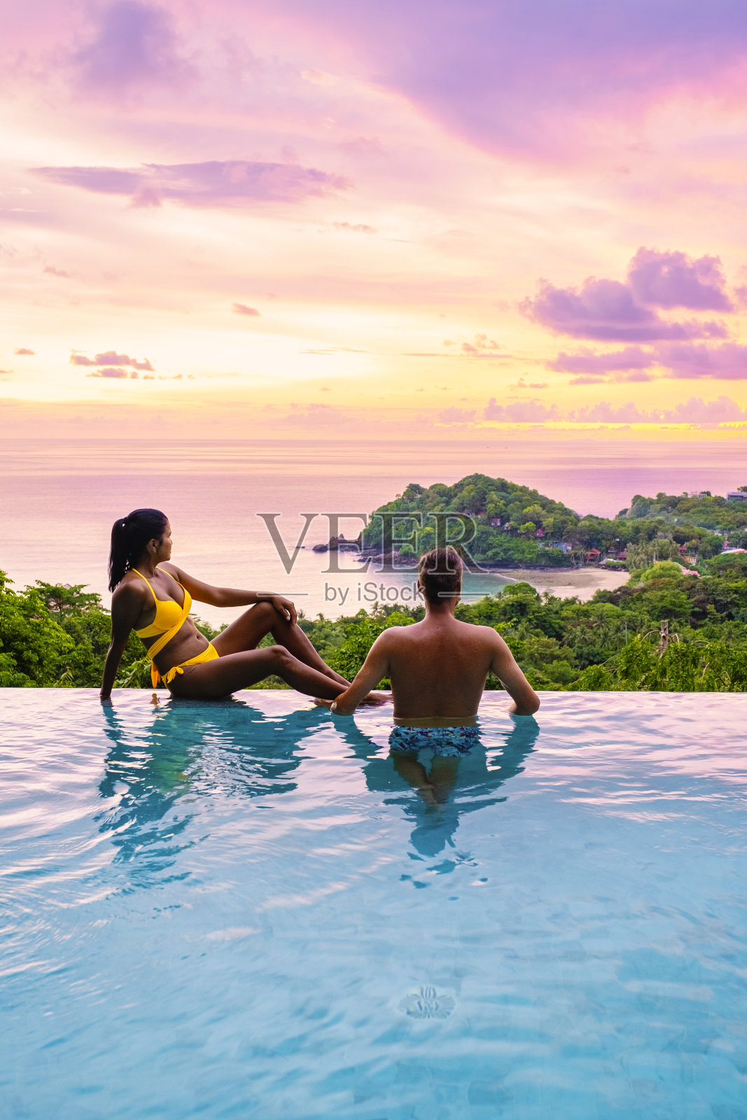 一对男女在泳池别墅享受奢华假期照片摄影图片