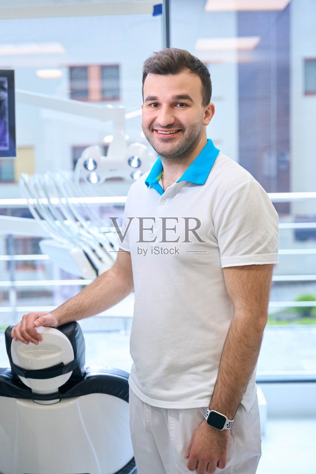 一个年轻人在一家现代化的牙科诊所工作照片摄影图片