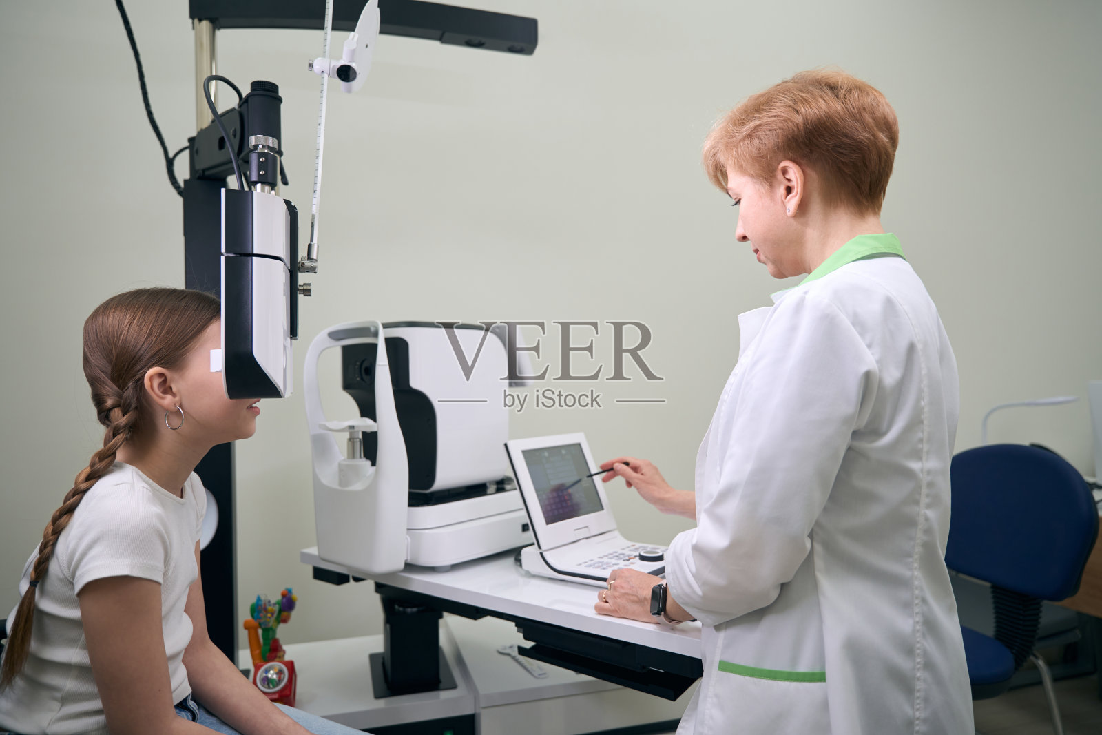 留两条辫子的女孩在诊所预约眼科医生照片摄影图片