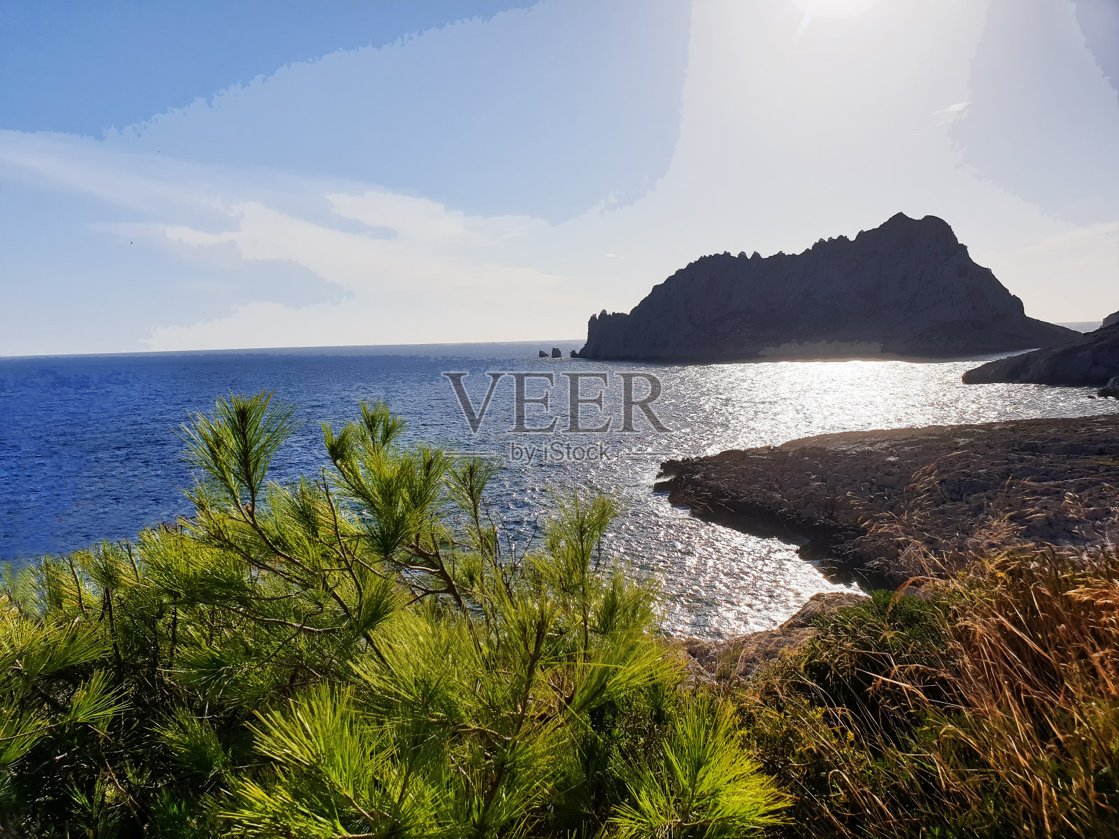 从法国马赛郊区的半月山徒步区俯瞰照片摄影图片