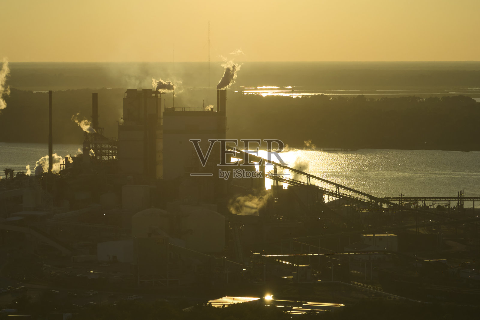 木材加工厂鸟瞰图，生产过程中产生的烟雾照片摄影图片
