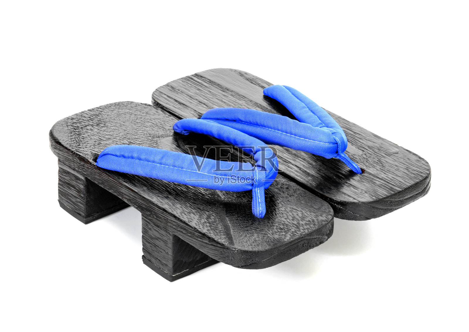 凉鞋，白色背景的日本传统木鞋照片摄影图片