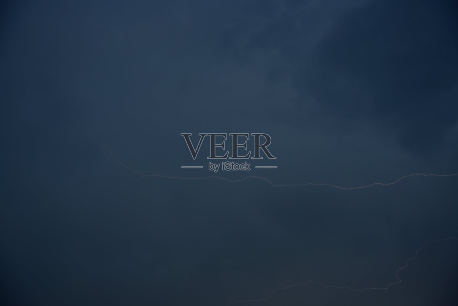 乌云密布的天空中闪着蓝色的闪电。夏天暴风雨的天空。有闪电的暴风雨。照片摄影图片