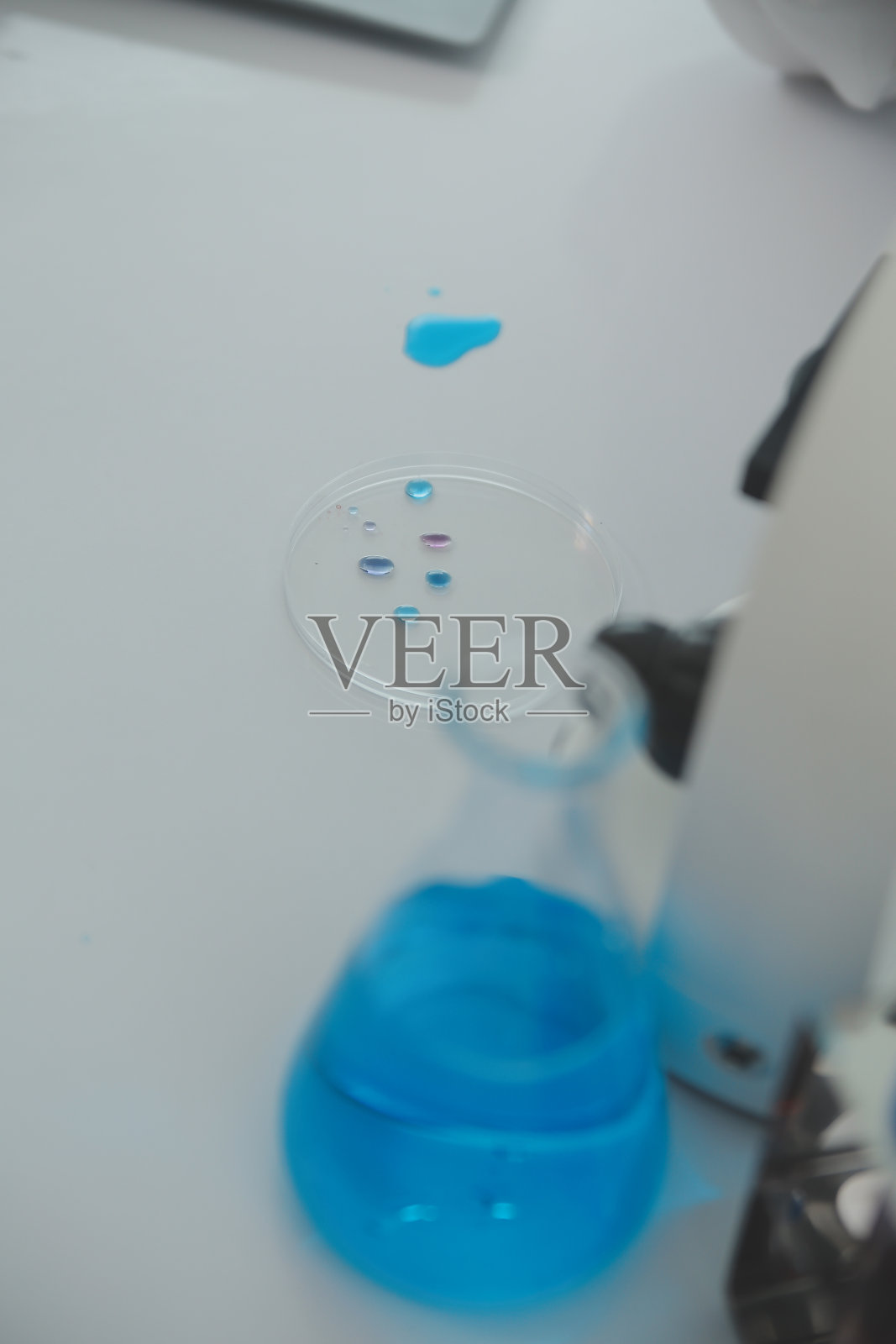 在生命科学实验室工作的保健研究人员。年轻的女性研究科学家和资深的男性主管在研究实验室准备和分析显微镜载玻片。照片摄影图片