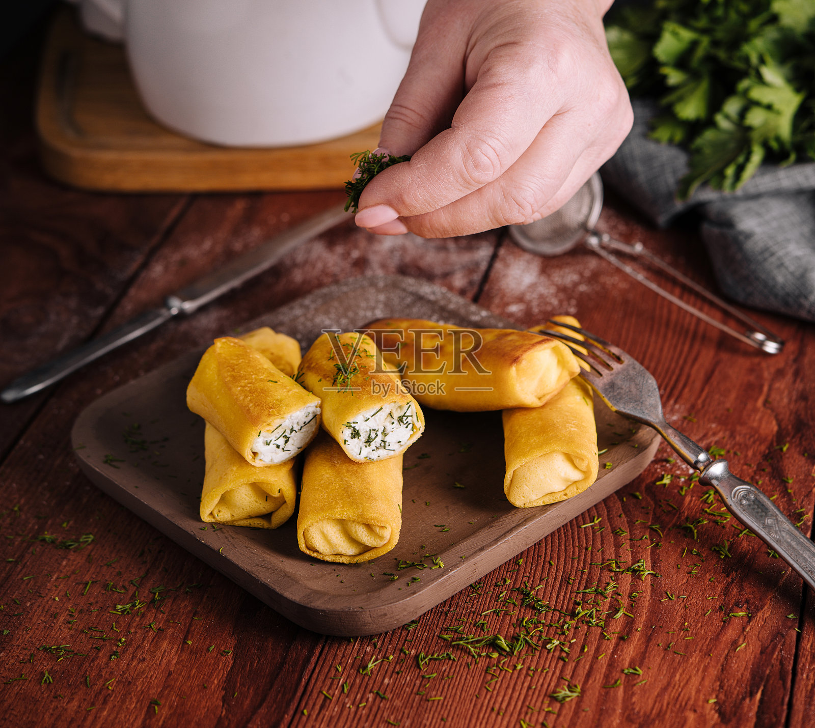 新鲜的薄煎饼和白干酪照片摄影图片