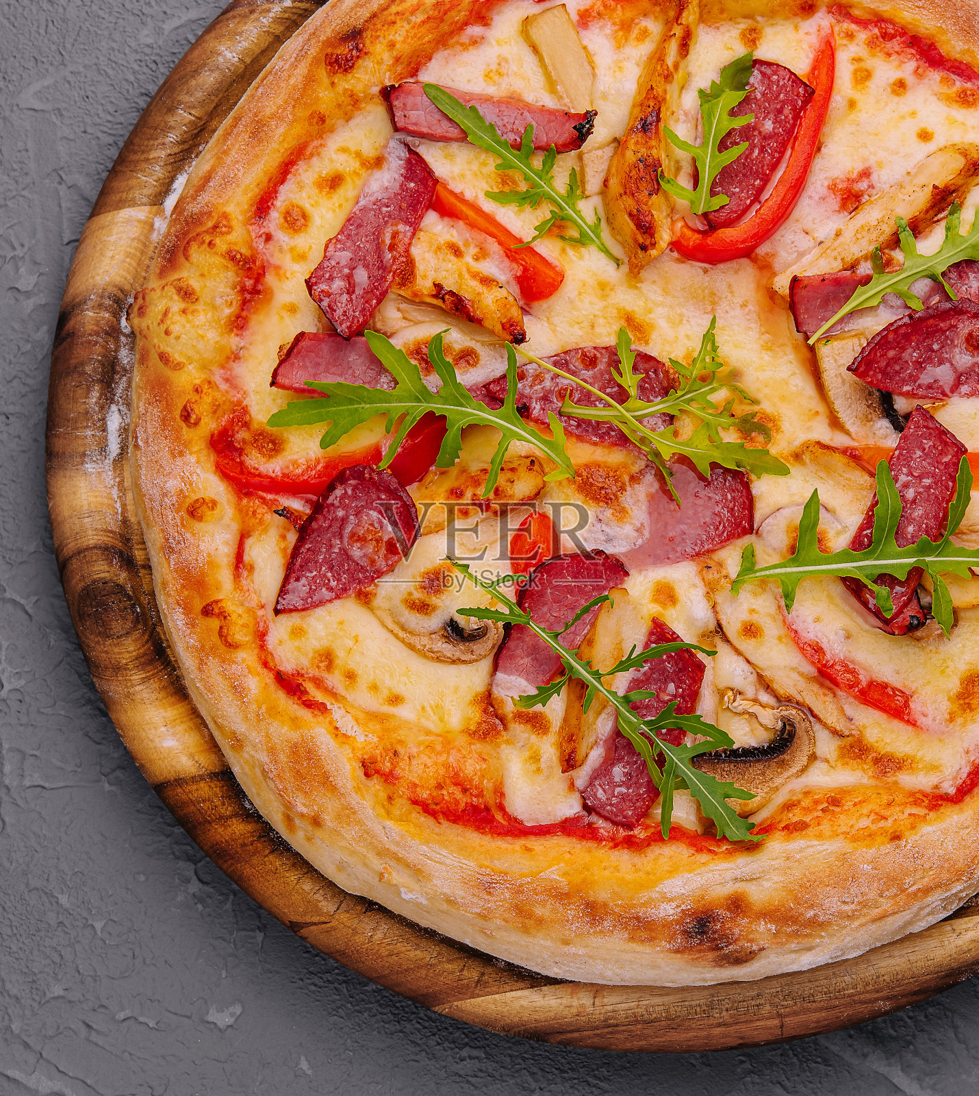 新鲜美味的披萨，有三种肉和香肠照片摄影图片