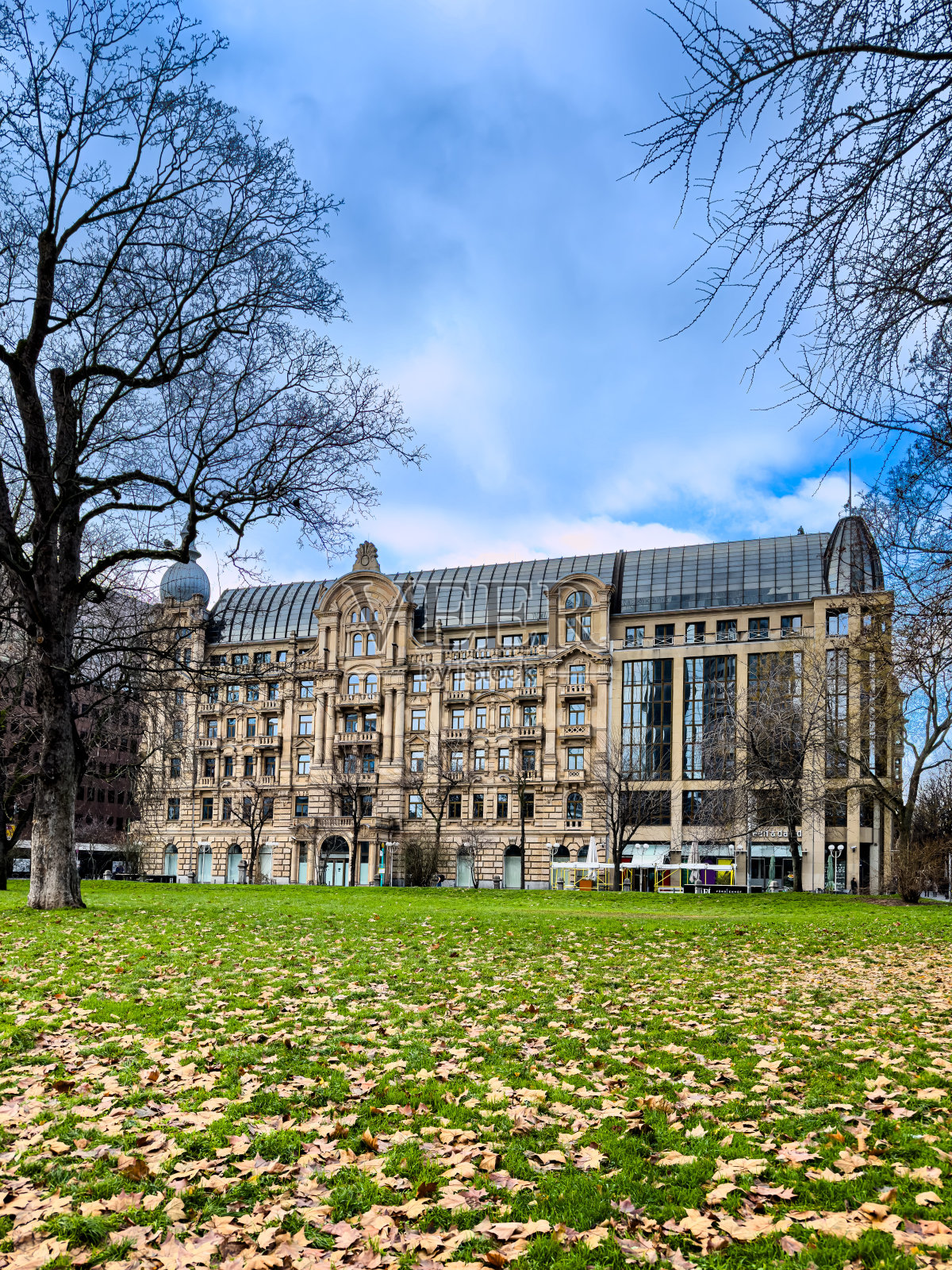 体验法兰克福的灵魂:探索德国市中心热闹的街道照片摄影图片