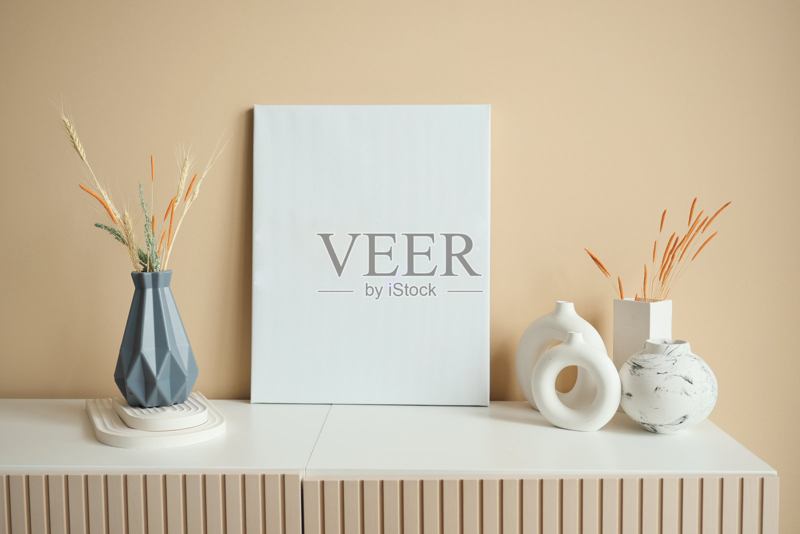 客厅里的黑框模型照片摄影图片