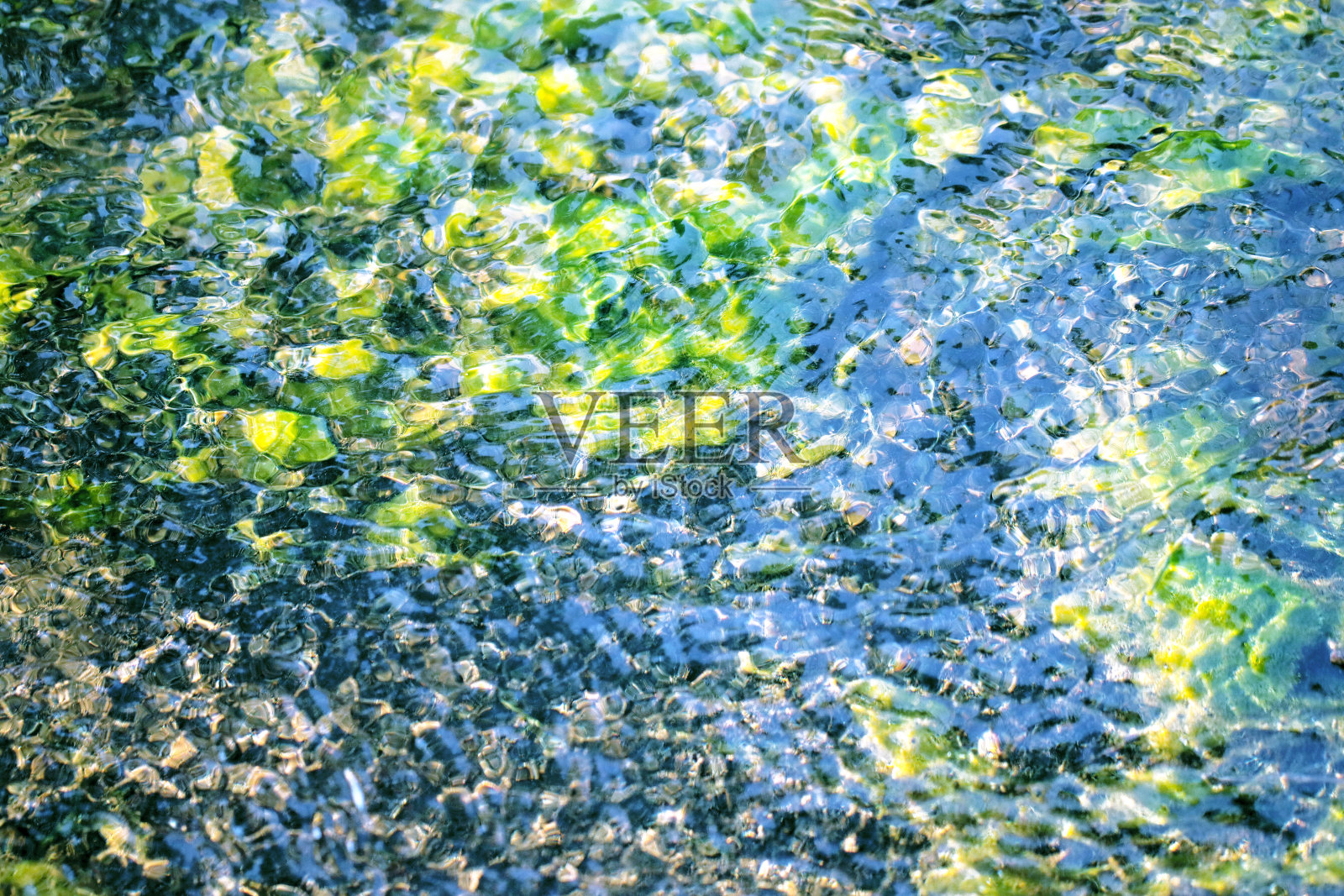 蓝绿色的修饰图像，基于一个浅溪流的图像，像夏天一样清澈的水和茂盛的藻类。照片摄影图片